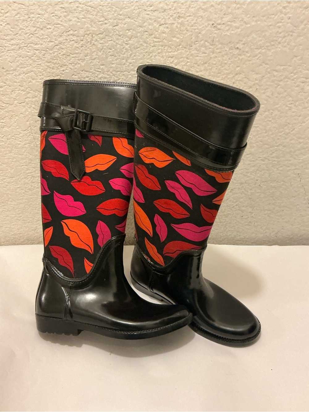 NWOB Diane Von Furstenberg Black Rain Boots with Pink & Orange Lip Print